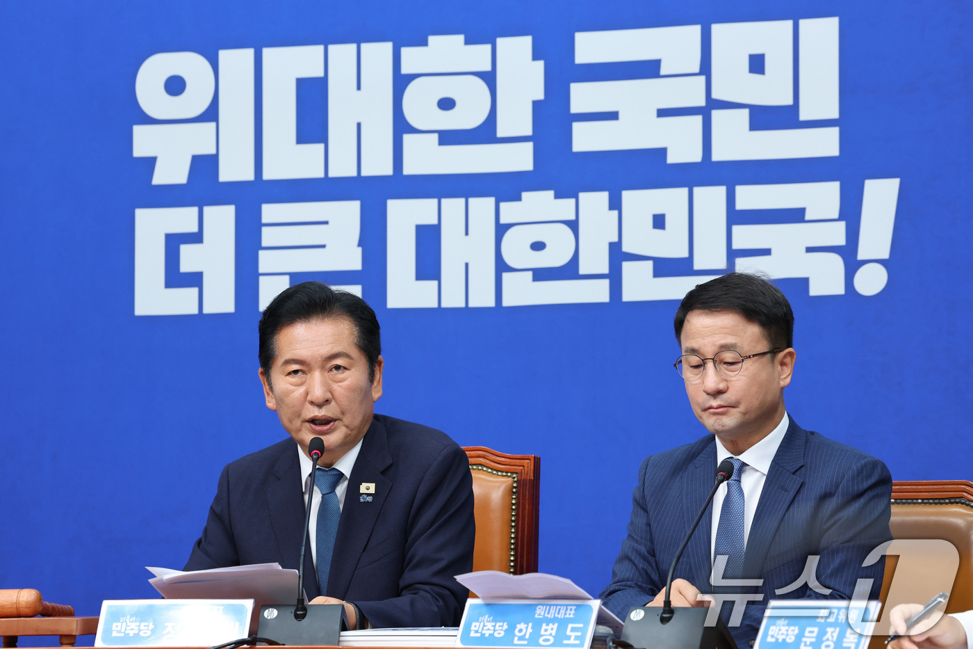 (서울=뉴스1) 신웅수 기자 = 정청래 더불어민주당 대표가 24일 서울 여의도 국회에서 열린 최고위원회의에서 발언하고 있다.정 대표는 이날 대표직 사퇴를 발표했으며 연임 도전을 위 …