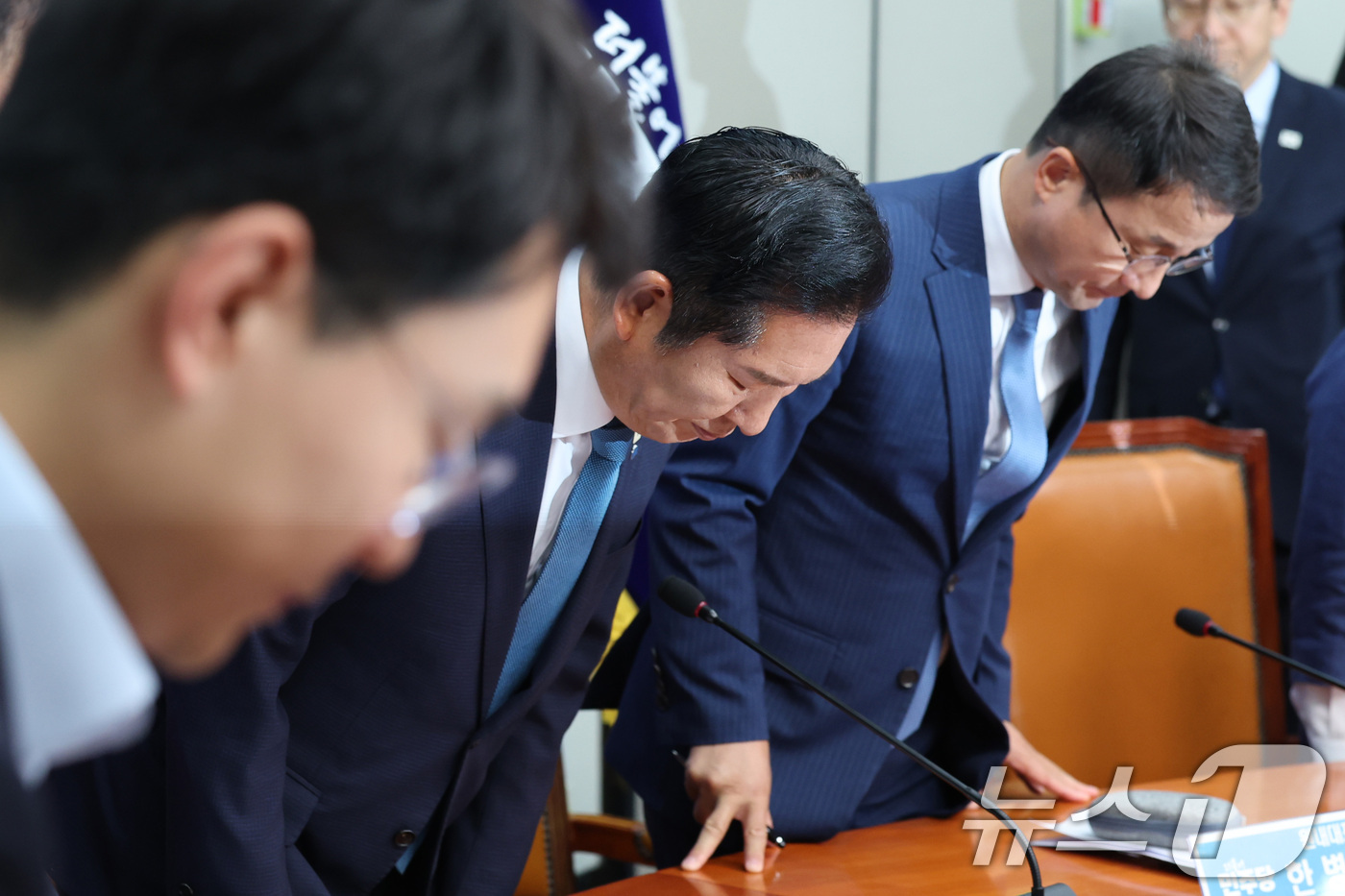 (서울=뉴스1) 신웅수 기자 = 정청래 더불어민주당 대표가 24일 서울 여의도 국회에서 열린 최고위원회의에서 인사하고 있다.정 대표는 이날 대표직 사퇴를 발표했으며 연임 도전을 위 …