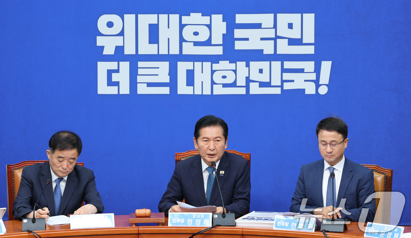 (서울=뉴스1) 신웅수 기자 = 정청래 더불어민주당 대표가 24일 서울 여의도 국회에서 열린 최고위원회의에서 발언하고 있다.정 대표는 이날 대표직 사퇴를 발표했으며 연임 도전을 위 …
