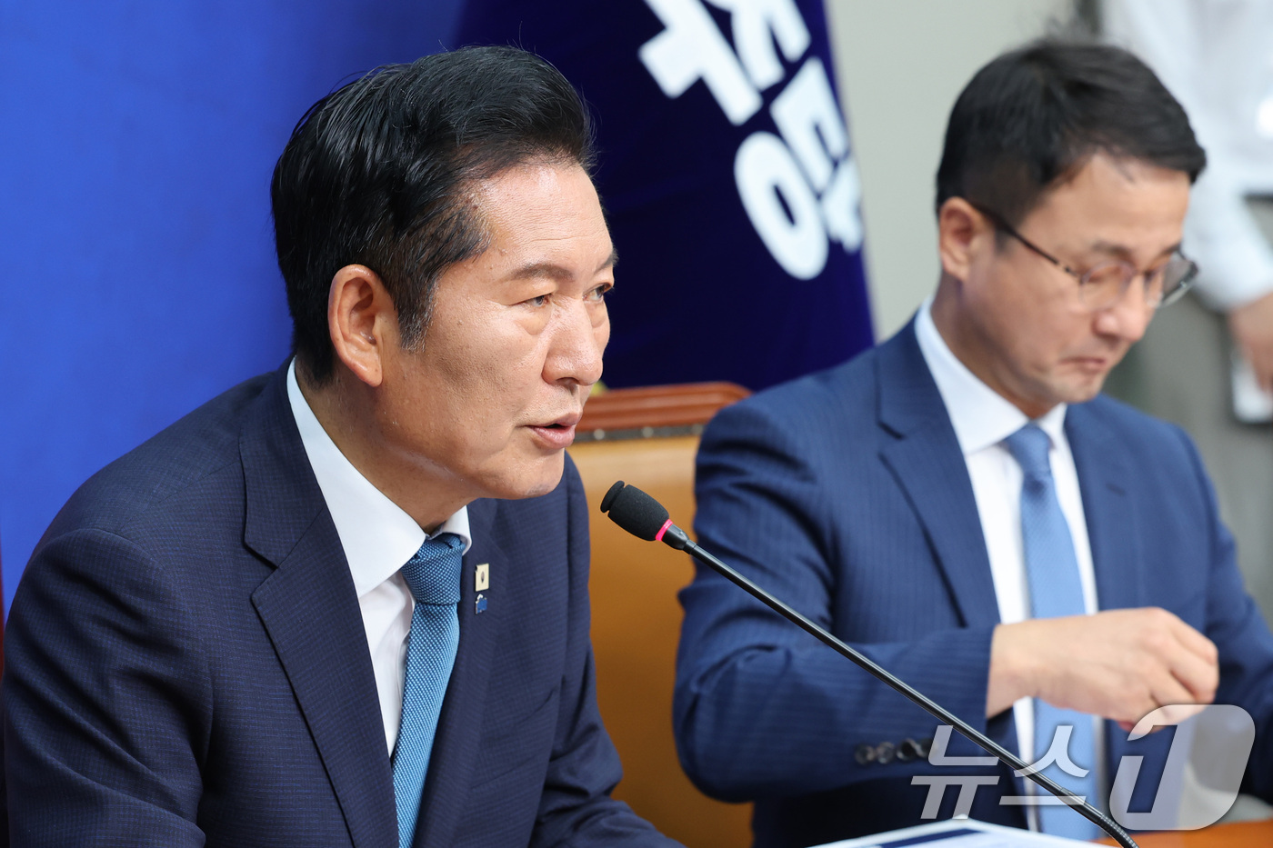 (서울=뉴스1) 신웅수 기자 = 정청래 더불어민주당 대표가 24일 서울 여의도 국회에서 열린 최고위원회의에서 발언하고 있다.정 대표는 이날 대표직 사퇴를 발표했으며 연임 도전을 위 …