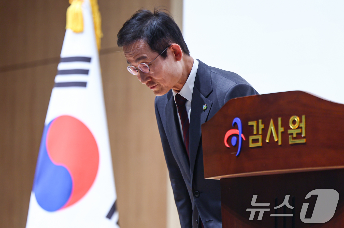 (서울=뉴스1) 김도우 기자 = 김호철 감사원장이 24일 서울 종로구 감사원에서 열린 기자간담회에서 인사말을 마치고 인사하고 있다. 2026.6.24/뉴스1