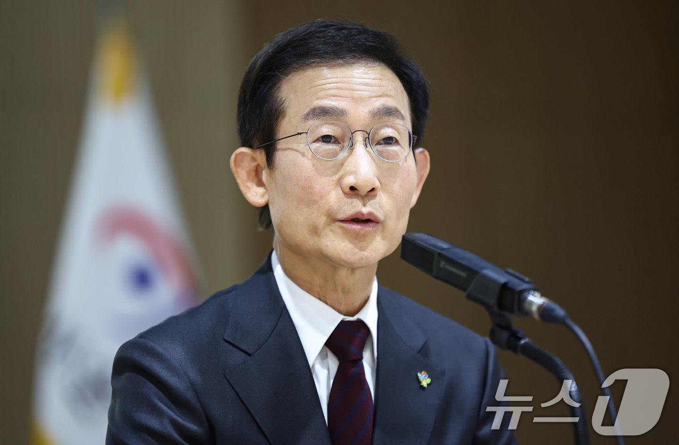 (서울=뉴스1) 김도우 기자 = 김호철 감사원장이 24일 서울 종로구 감사원에서 열린 기자간담회에서 취재진 질문에 답하고 있다. 2026.6.24/뉴스1