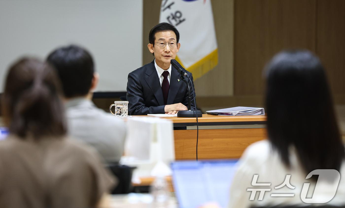 (서울=뉴스1) 김도우 기자 = 김호철 감사원장이 24일 서울 종로구 감사원에서 열린 기자간담회에서 취재진 질문에 답하고 있다. 2026.6.24/뉴스1