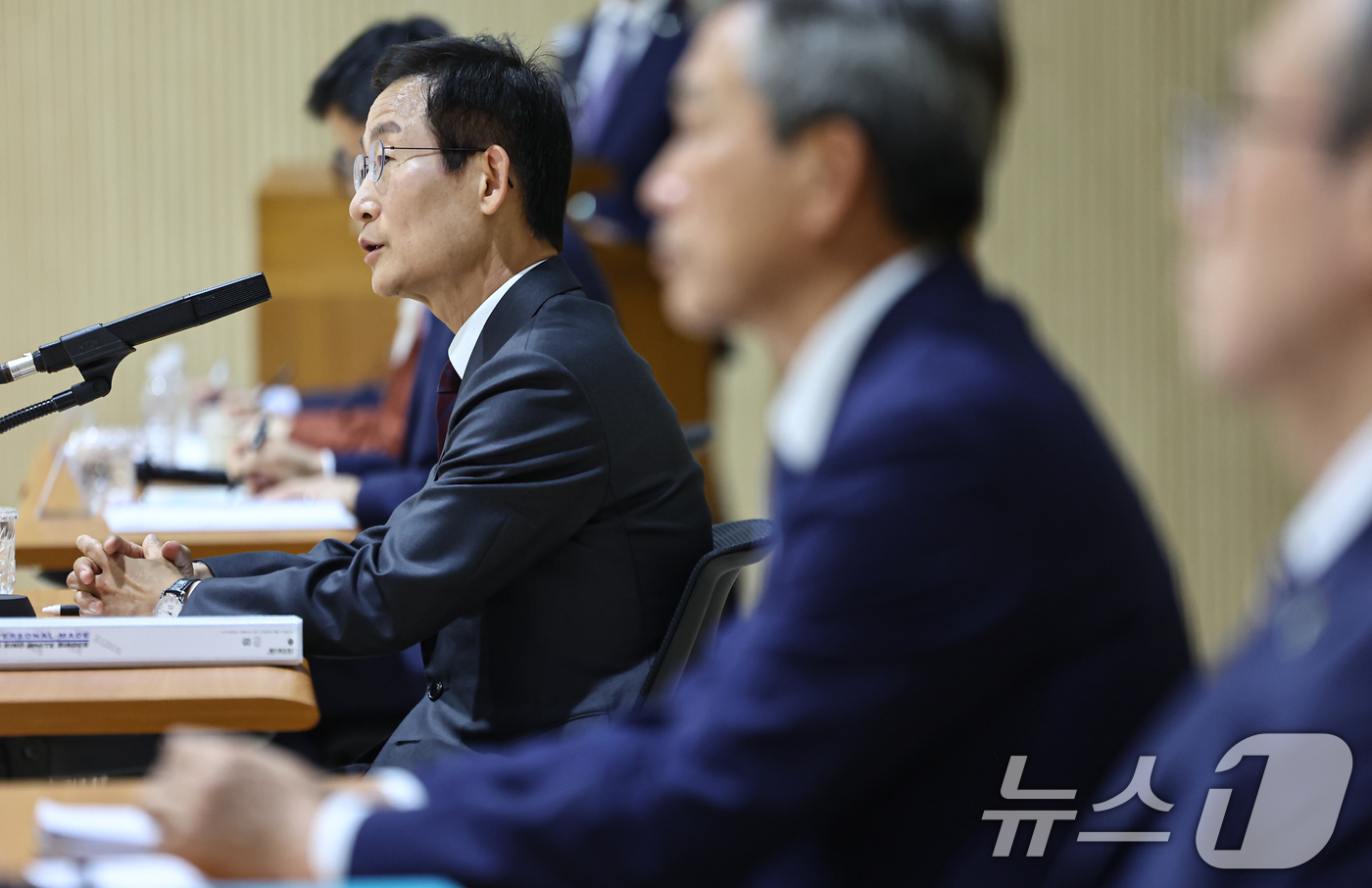 (서울=뉴스1) 김도우 기자 = 김호철 감사원장이 24일 서울 종로구 감사원에서 열린 기자간담회에서 취재진 질문에 답하고 있다. 2026.6.24/뉴스1