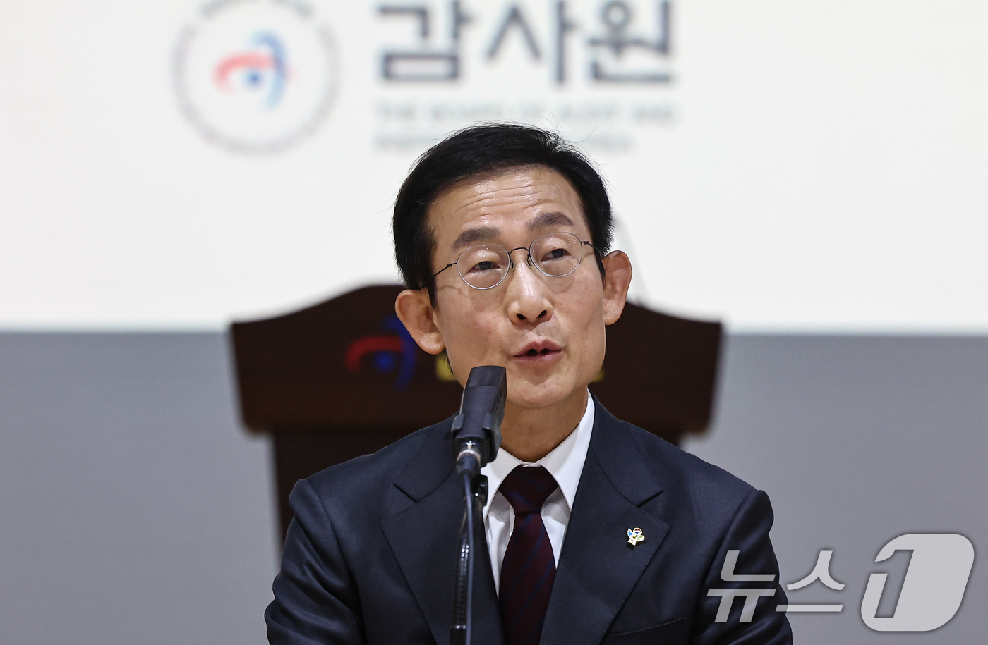 (서울=뉴스1) 김도우 기자 = 김호철 감사원장이 24일 서울 종로구 감사원에서 열린 기자간담회에서 취재진 질문에 답하고 있다. 2026.6.24/뉴스1