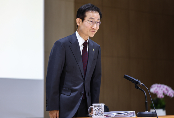 취재진 만난 김호철 감사원장