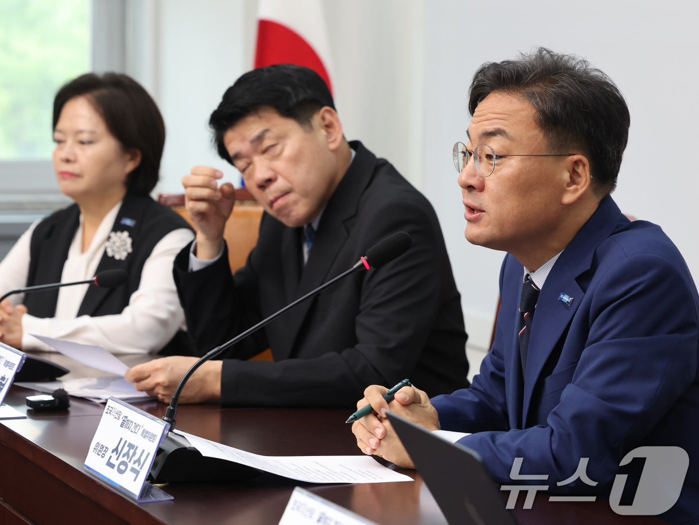 (서울=뉴스1) 황기선 기자 = 신장식 조국혁신당 당대표 권한대행이 24일 오전 서울 여의도 국회에서 열린 '끝까지간다' 특별위원회 제23차 회의에서 모두발언을 하고 있다.  20 …