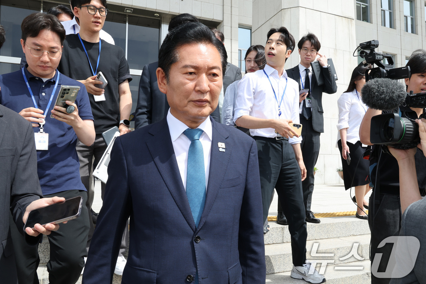 (서울=뉴스1) 신웅수 기자 = 정청래 더불어민주당 대표가 24일 서울 여의도 국회에서 열린 최고위원회의에서 당 대표직 사퇴를 발표한 후 국회를 나서고 있다.  2026.6.24/ …