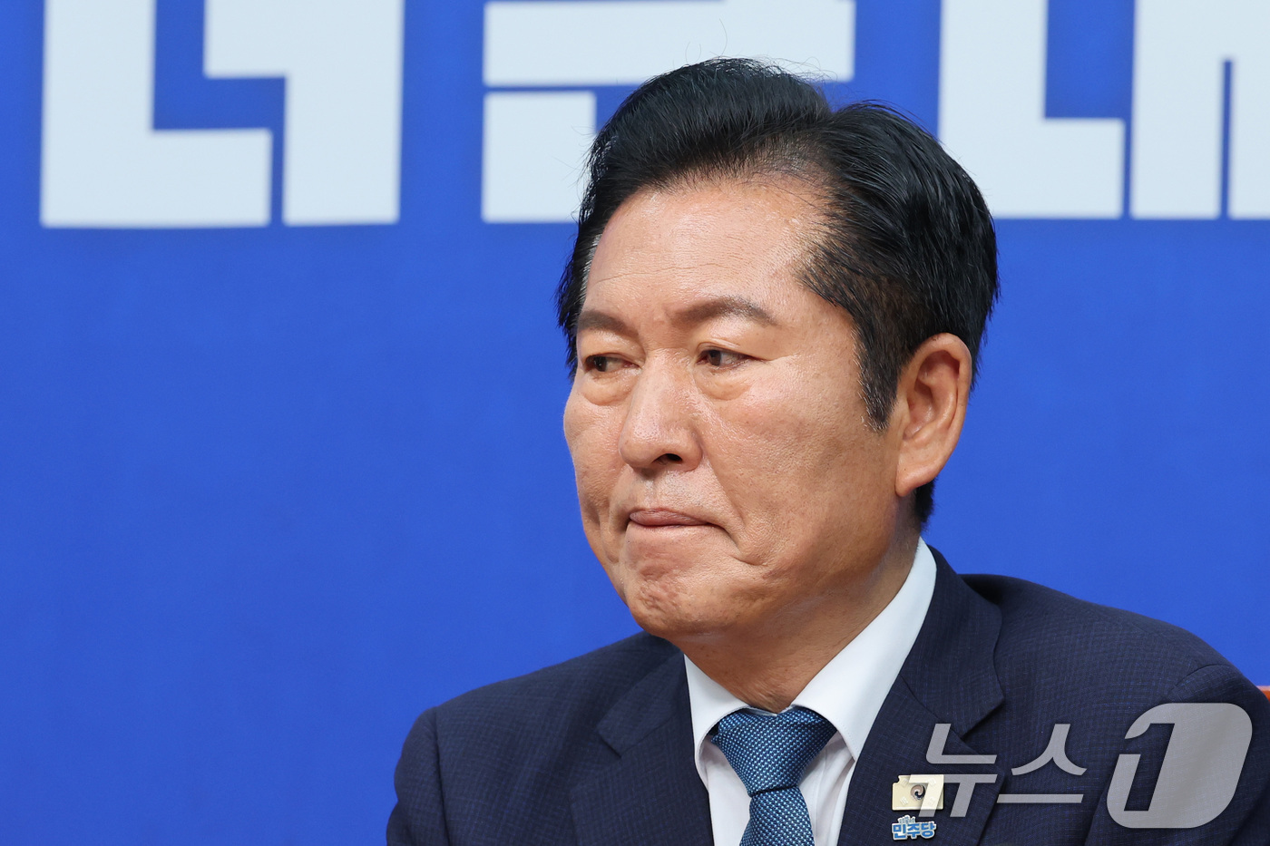(서울=뉴스1) 신웅수 기자 = 정청래 더불어민주당 대표가 24일 서울 여의도 국회에서 열린 최고위원회의에서 생각에 잠겨 있다.정 대표는 이날 대표직 사퇴를 발표했으며 연임 도전을 …