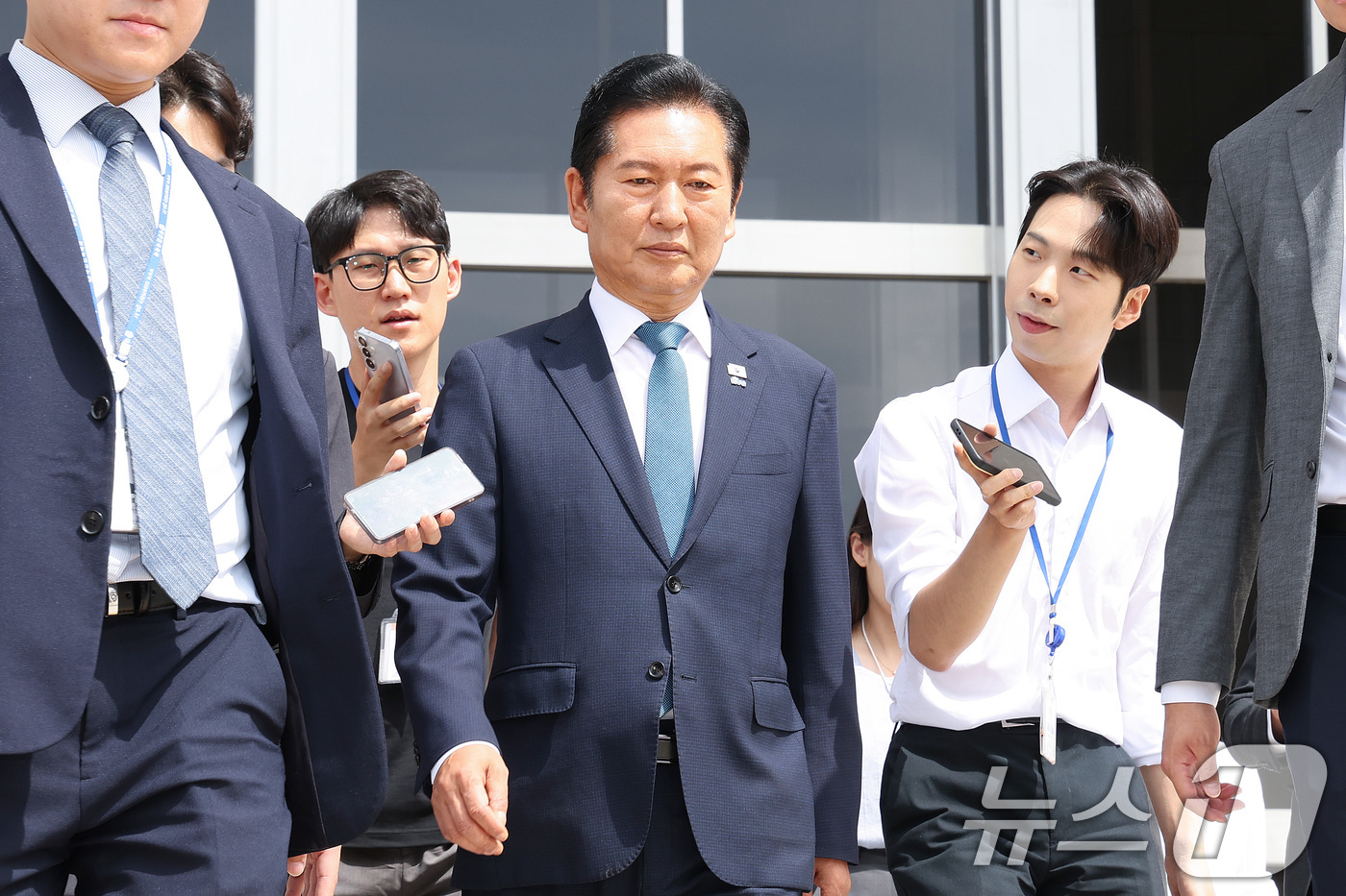 (서울=뉴스1) 신웅수 기자 = 정청래 더불어민주당 대표가 24일 서울 여의도 국회에서 열린 최고위원회의에서 당 대표직 사퇴를 발표한 후 국회를 나서고 있다.  2026.6.24/ …