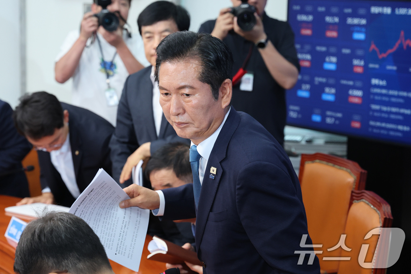 (서울=뉴스1) 신웅수 기자 = 정청래 더불어민주당 대표가 24일 서울 여의도 국회에서 열린 최고위원회의에서 당 대표직 사퇴를 발표한 후 회의실을 나서고 있다.  2026.6.24 …