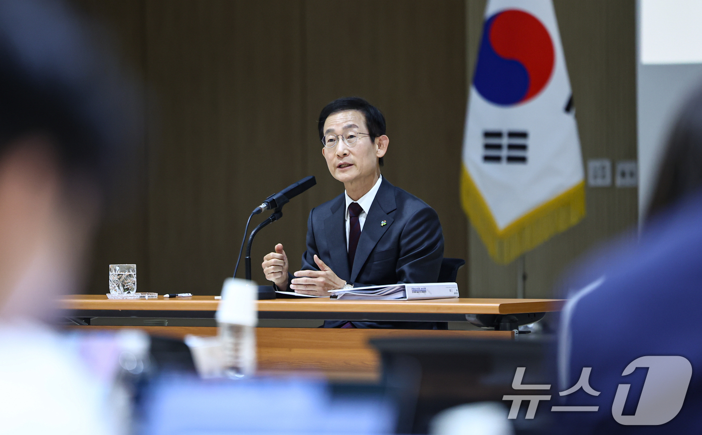 (서울=뉴스1) 김도우 기자 = 김호철 감사원장이 24일 서울 종로구 감사원에서 열린 기자간담회에서 취재진 질문에 답하고 있다. 2026.6.24/뉴스1