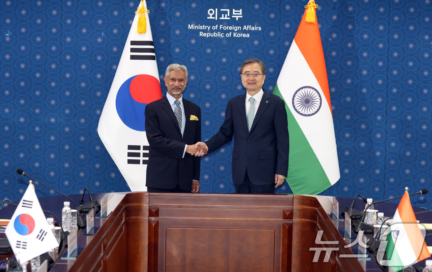 (서울=뉴스1) 김명섭 기자 = 조현 외교부 장관과 수브라마냠 자이샨카르 인도 외교부 장관이 24일 오전 서울 종로구 정부서울청사 별관에서 열린 한·인도 외교장관회담에서 기념촬영을 …