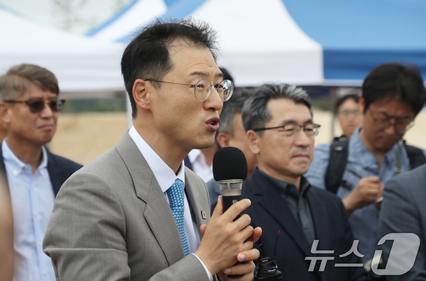(울산=뉴스1) 조민주 기자 = 김상욱 울산시장 당선인이 24일 울산 남구 삼산·여천매립지 일원에서 울산국제정원박람회장 조성 현황을 보고 받고 있다. 2026.6.24/뉴스1