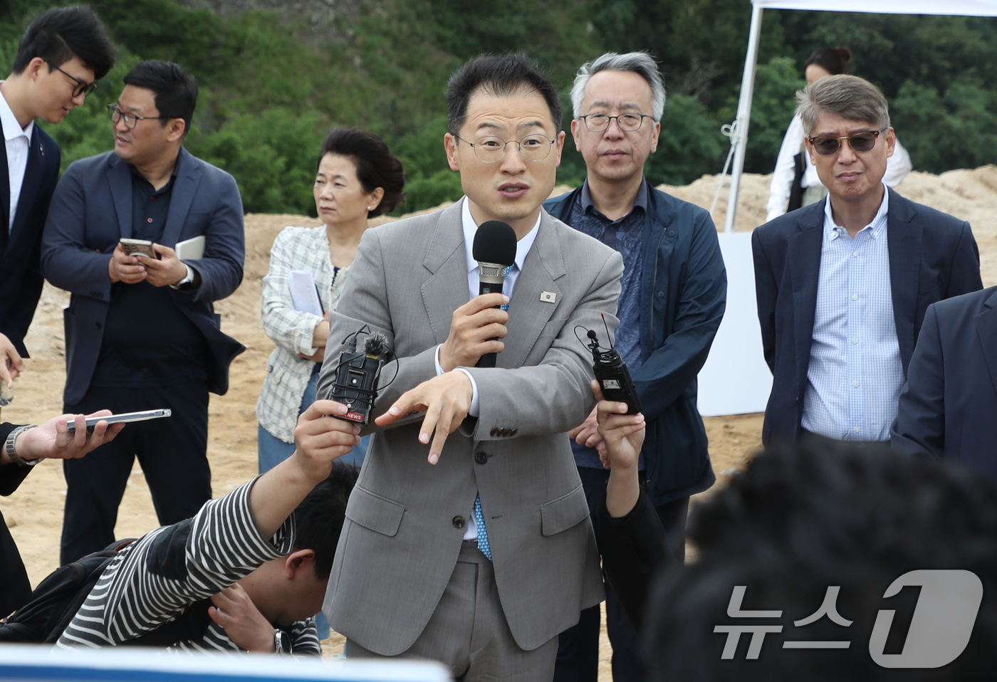 (울산=뉴스1) 조민주 기자 = 김상욱 울산시장 당선인이 24일 울산 남구 삼산·여천매립지 일원에서 울산국제정원박람회장 조성 현황을 보고 받고 있다. 2026.6.24/뉴스1