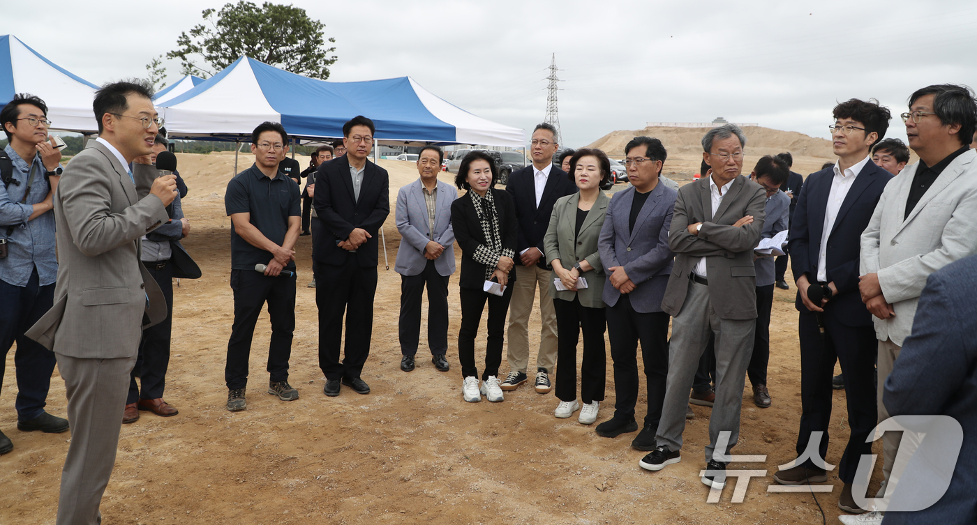 (울산=뉴스1) 조민주 기자 = 김상욱 울산시장 당선인이 24일 울산 남구 삼산·여천매립지 일원에서 울산국제정원박람회장 조성 현황을 보고 받고 있다. 2026.6.24/뉴스1
