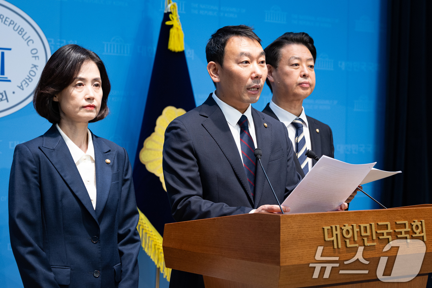 (서울=뉴스1) 유승관 기자 = 조국혁신당 박은정(왼쪽부터), 더불어민주당 김용민, 김영호 의원이 24일 서울 여의도 국회 소통관에서 검찰청 폐지를 앞두고 검찰개혁추진단의 형사소송 …