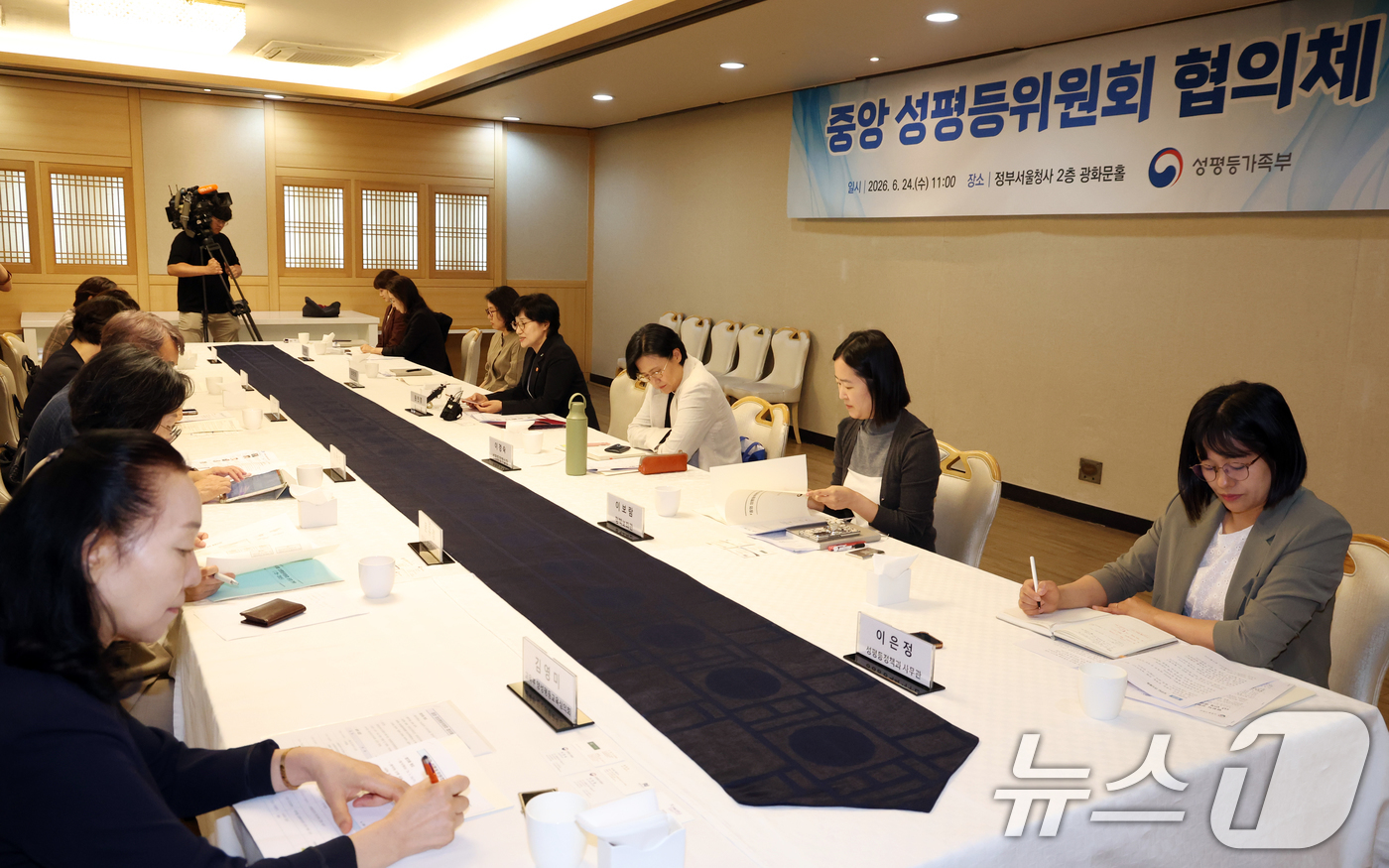(서울=뉴스1) 김명섭 기자 = 원민경 성평등가족부 장관이 24일 오전 서울 종로구 세종대로 정부서울청사에서 열린 중앙부처 성평등위원회 위원장 협의체에서 모두 발언을 하고 있다. …