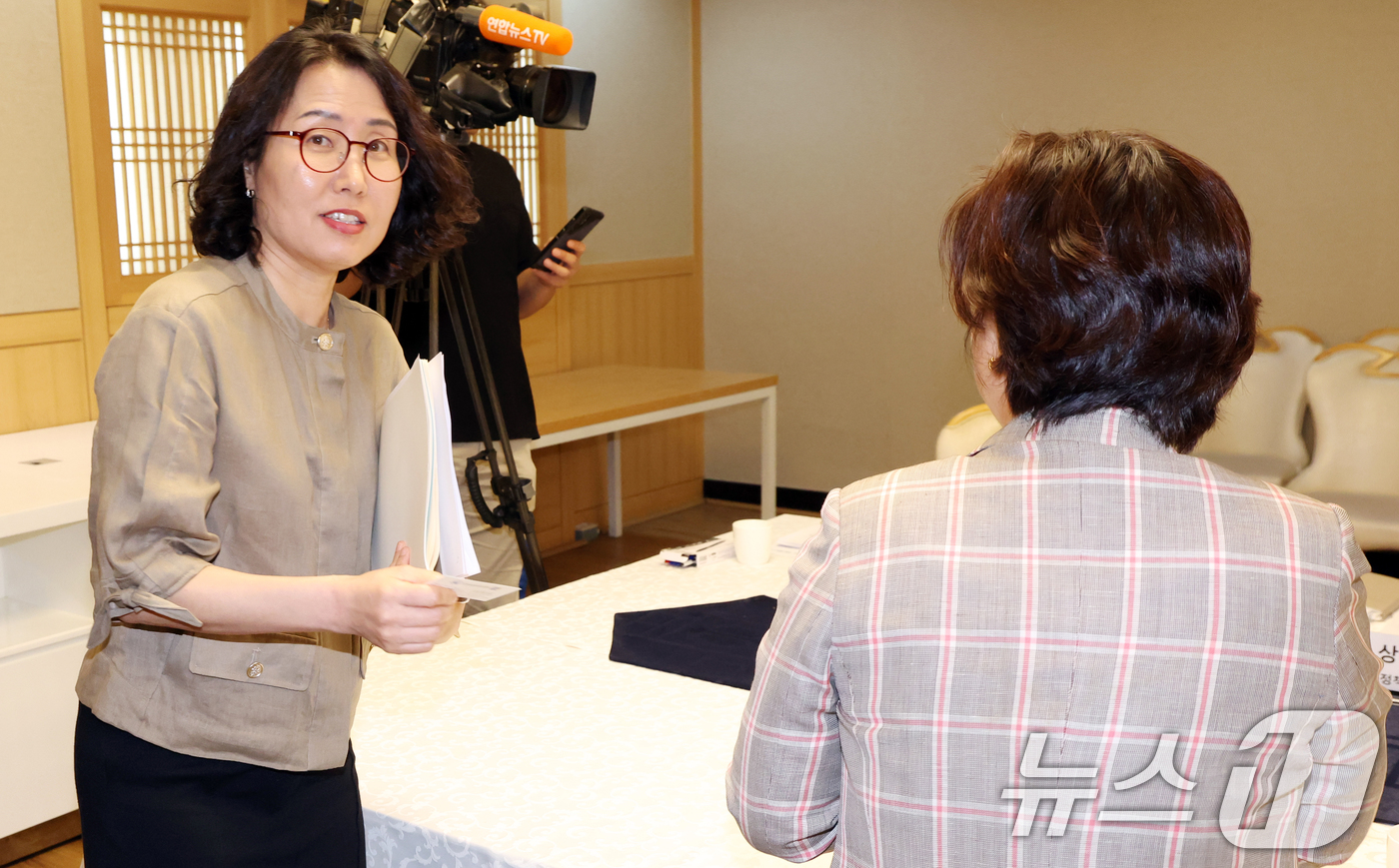 (서울=뉴스1) 김명섭 기자 = 조민경 성평등가족부 성평등정책관이 24일 오전 서울 종로구 세종대로 정부서울청사에서 열린 중앙부처 성평등위원회 위원장 협의체에서 위원들과 인사를 하 …