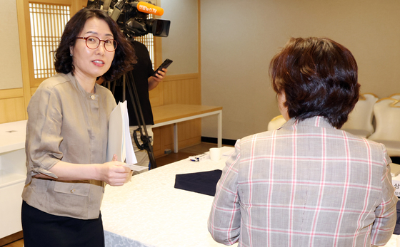 위원들과 인사하는 조민경 성평등정책관