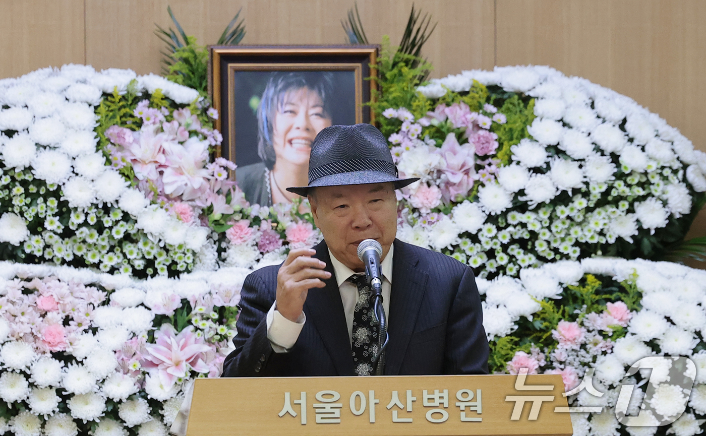(서울=뉴스1) 권현진 기자 = 프로권투 챔피언 홍수환이 24일 오전 서울 송파구 서울아산병원 장례식장에서 엄수된 고 (故) 옥희(본명 김광숙)의 영결식에서 고별사를 낭독하며 마지 …