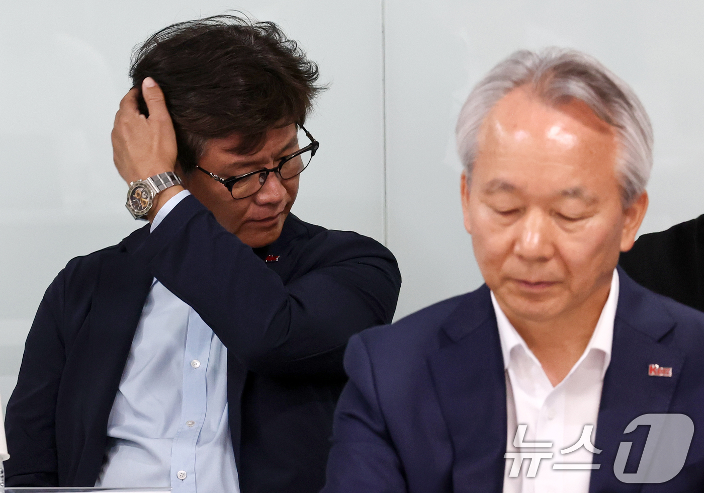 (서울=뉴스1) 최지환 기자 = 24일 오전 서울 영등포구 중소기업중앙회에서 열린 중소기업·소상공인 생존을 위한 최저임금 결정 촉구 기자회견에 참석한 중소기업, 소상공인 대표들이 …