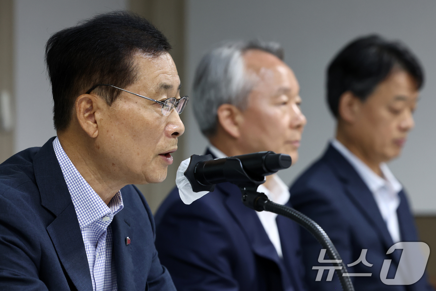 (서울=뉴스1) 최지환 기자 = 이재광 중소기업중앙회 노동인력위원장이 24일 오전 서울 영등포구 중소기업중앙회에서 열린 중소기업·소상공인 생존을 위한 최저임금 결정 촉구 기자회견에 …
