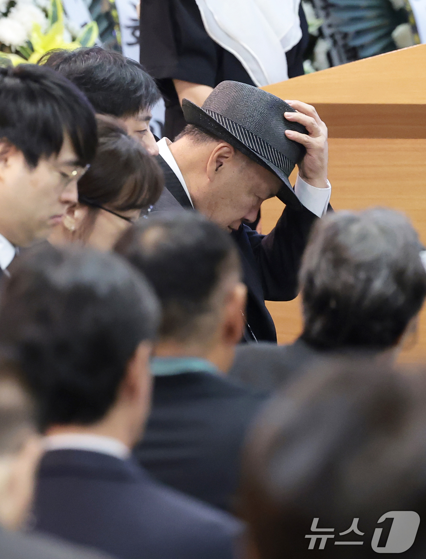 (서울=뉴스1) 권현진 기자 = 프로권투 챔피언 홍수환이 24일 오전 서울 송파구 서울아산병원 장례식장에서 엄수된 고 (故) 옥희(본명 김광숙)의 영결식에서 고별사를 낭독하며 마지 …