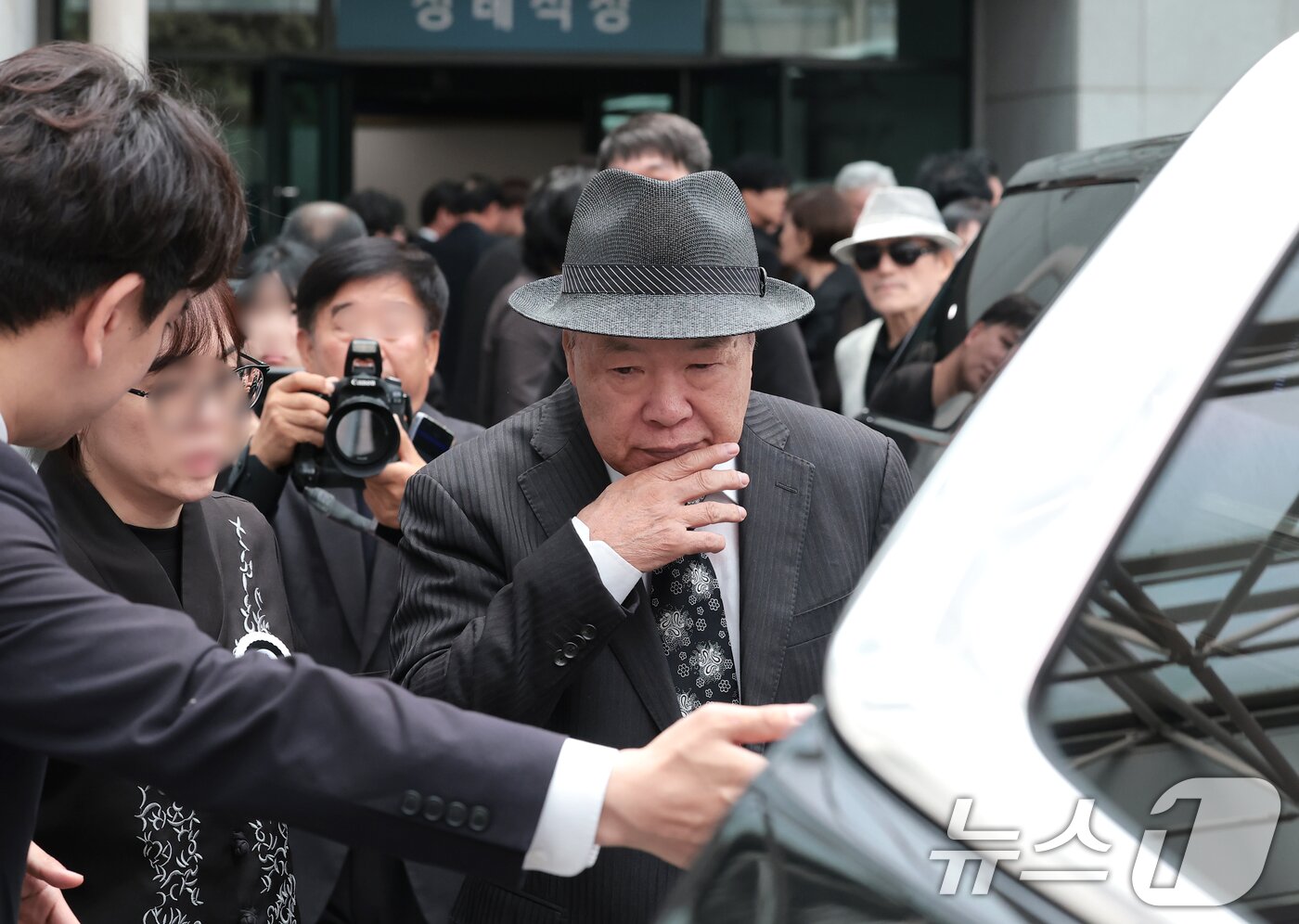 본문 이미지 - 프로권투 챔피언 홍수환이 24일 오전 서울 송파구 서울아산병원 장례식장에서 엄수된 고 (故) 옥희(본명 김광숙)의 발인식을 마치고 이동하고 있다. 옥희는 지난해 신장암 진단을 받은 이후 투병 생활을 이어오다 지난 20일 향년 72세를 일기로 별세했다. 오랜 치료 과정 동안 프로권투 챔피언인 남편 홍수환이 곁을 지키며 간호한 것으로 알려져 안타까움을 더하고 있다. 2026.6.24 ⓒ 뉴스1 권현진 기자