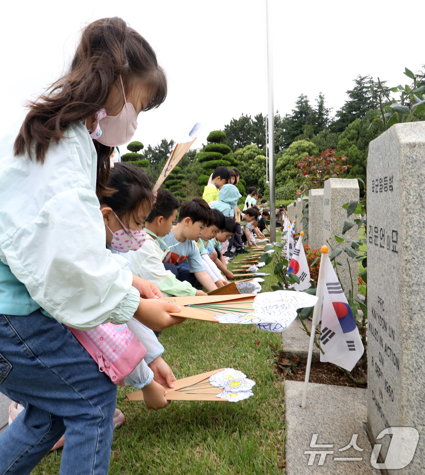 (부산=뉴스1) 윤일지 기자 = 제76주년 6·25 전쟁일을 하루 앞둔 24일 부산 남구 유엔기념공원 내 6·25 전쟁에 유엔군으로 참전한 한국군 전몰 장병 묘역에서 엘지유치원 원 …