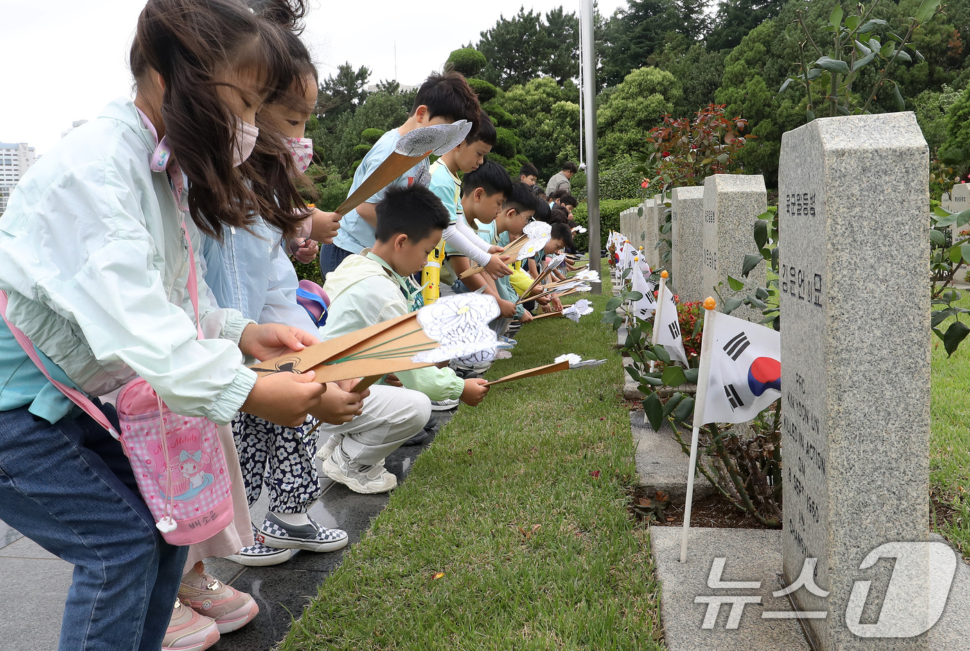 (부산=뉴스1) 윤일지 기자 = 제76주년 6·25 전쟁일을 하루 앞둔 24일 부산 남구 유엔기념공원 내 6·25 전쟁에 유엔군으로 참전한 한국군 전몰 장병 묘역에서 엘지유치원 원 …