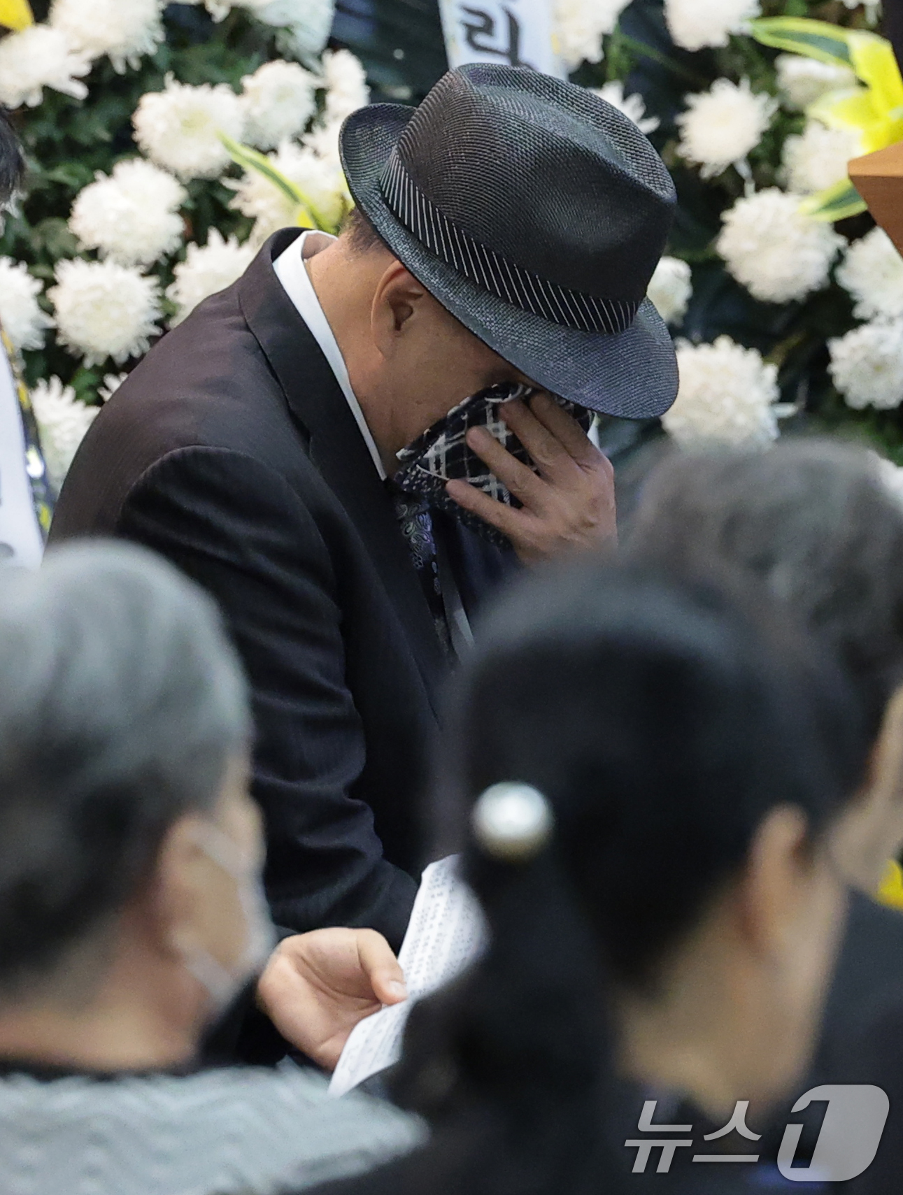 (서울=뉴스1) 권현진 기자 = 프로권투 챔피언 홍수환이 24일 오전 서울 송파구 서울아산병원 장례식장에서 엄수된 아내 고 (故) 옥희(본명 김광숙)의 발인식에서 눈물을 훔치고 있 …