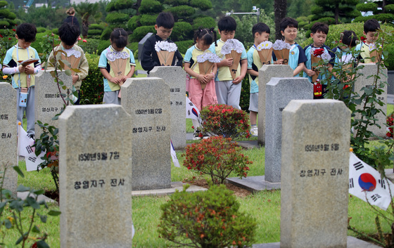 6·25 전쟁일 앞두고 고사리손으로 추모