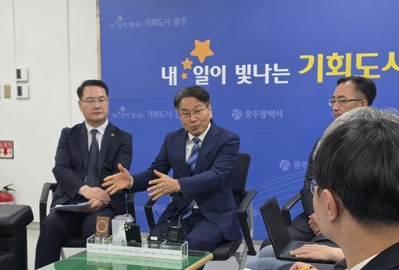 강기정 "주청사 선제 대응했어야"…삼성·SK 투자설 "말할 단계 아냐"
