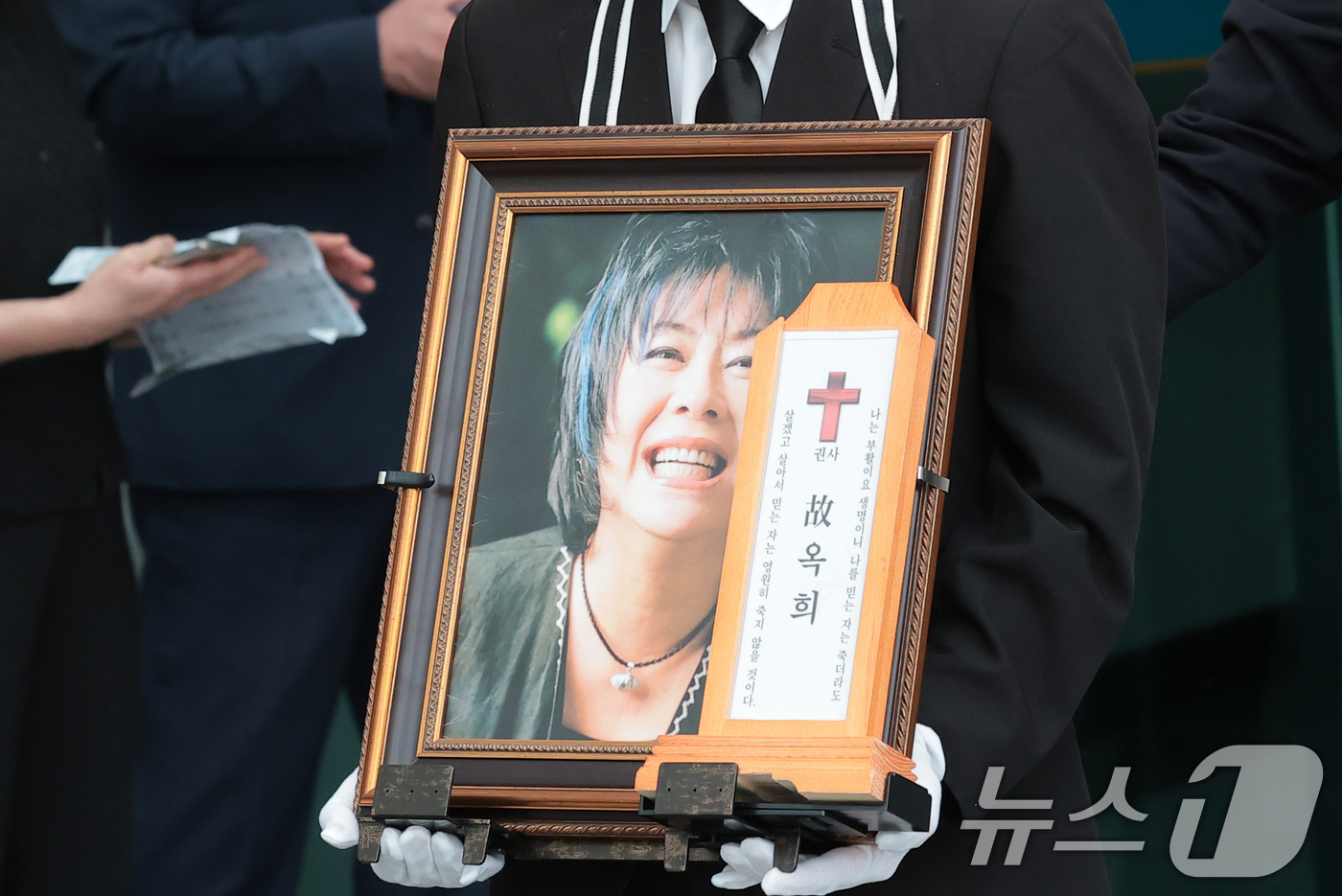 (서울=뉴스1) 권현진 기자 = 24일 오전 서울 송파구 서울아산병원 장례식장에서 70년대 인기 가수이자 프로권투 챔피언 홍수환의 아내인 고(故) 옥희(본명 김광숙)의 발인식이 엄 …