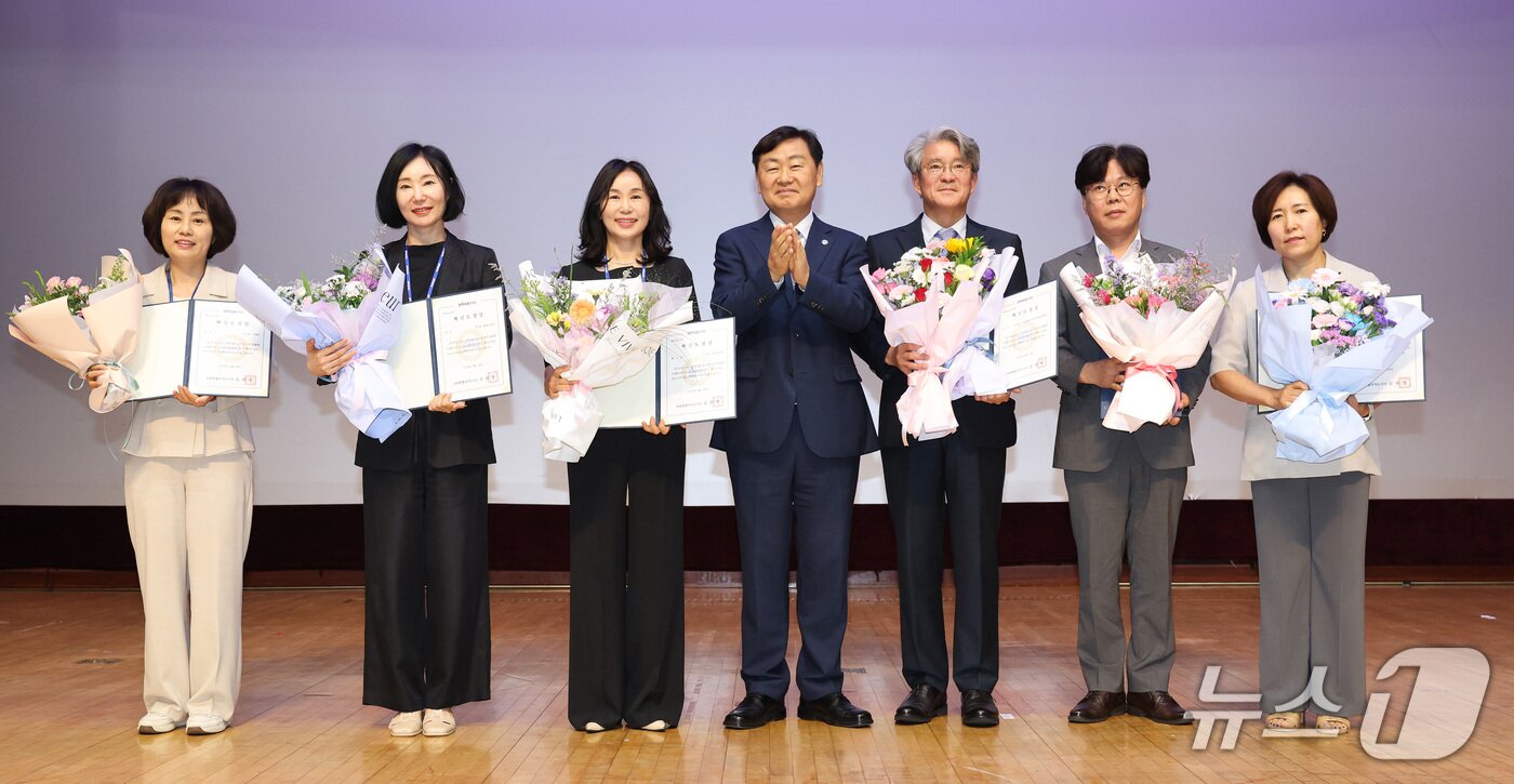 본문 이미지 - 김관영 전북지사(가운데)가 2026년 2분기 혁신도정상 수상자들과 기념 촬영을 하고 있다.(전북도 제공. 재판매 및 DB금지)/뉴스1