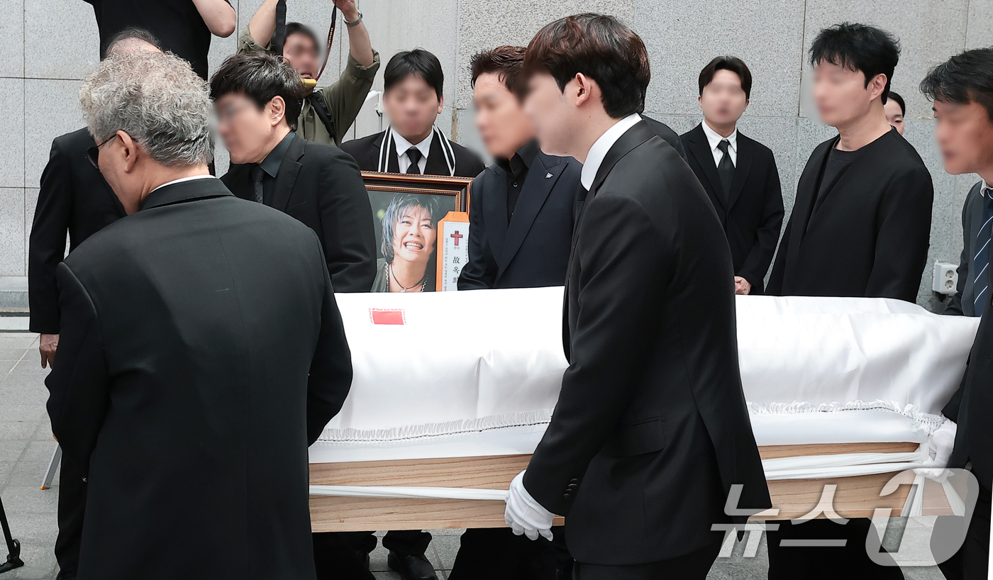 (서울=뉴스1) 권현진 기자 = 24일 오전 서울 송파구 서울아산병원 장례식장에서 70년대 인기 가수이자 프로권투 챔피언 홍수환의 아내인 고(故) 옥희(본명 김광숙)의 발인식이 엄 …