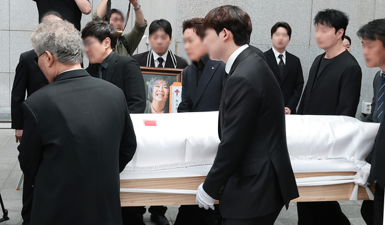 엄숙하게 진행되고 있는 고 옥희 발인식