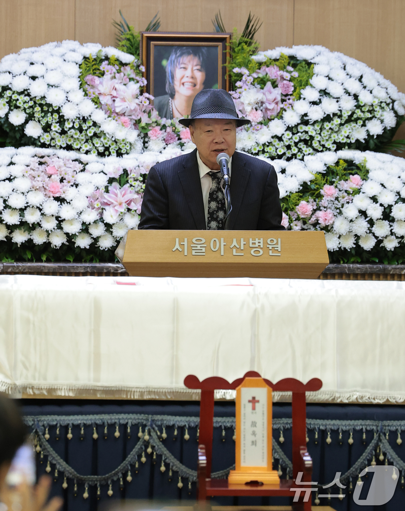 (서울=뉴스1) 권현진 기자 = 프로권투 챔피언 홍수환이 24일 오전 서울 송파구 서울아산병원 장례식장에서 엄수된 고 (故) 옥희(본명 김광숙)의 영결식에서 고별사를 낭독하며 마지 …