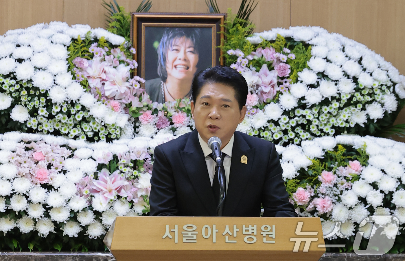 (서울=뉴스1) 권현진 기자 = 박상철 대한가수협회 회장이 24일 오전 서울 송파구 서울아산병원 장례식장에서 엄수된 고 (故) 옥희(본명 김광숙)의 영결식에서 조사를 하고 있다.옥 …