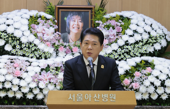 조사 하는 박상철 대한가수협회 회장