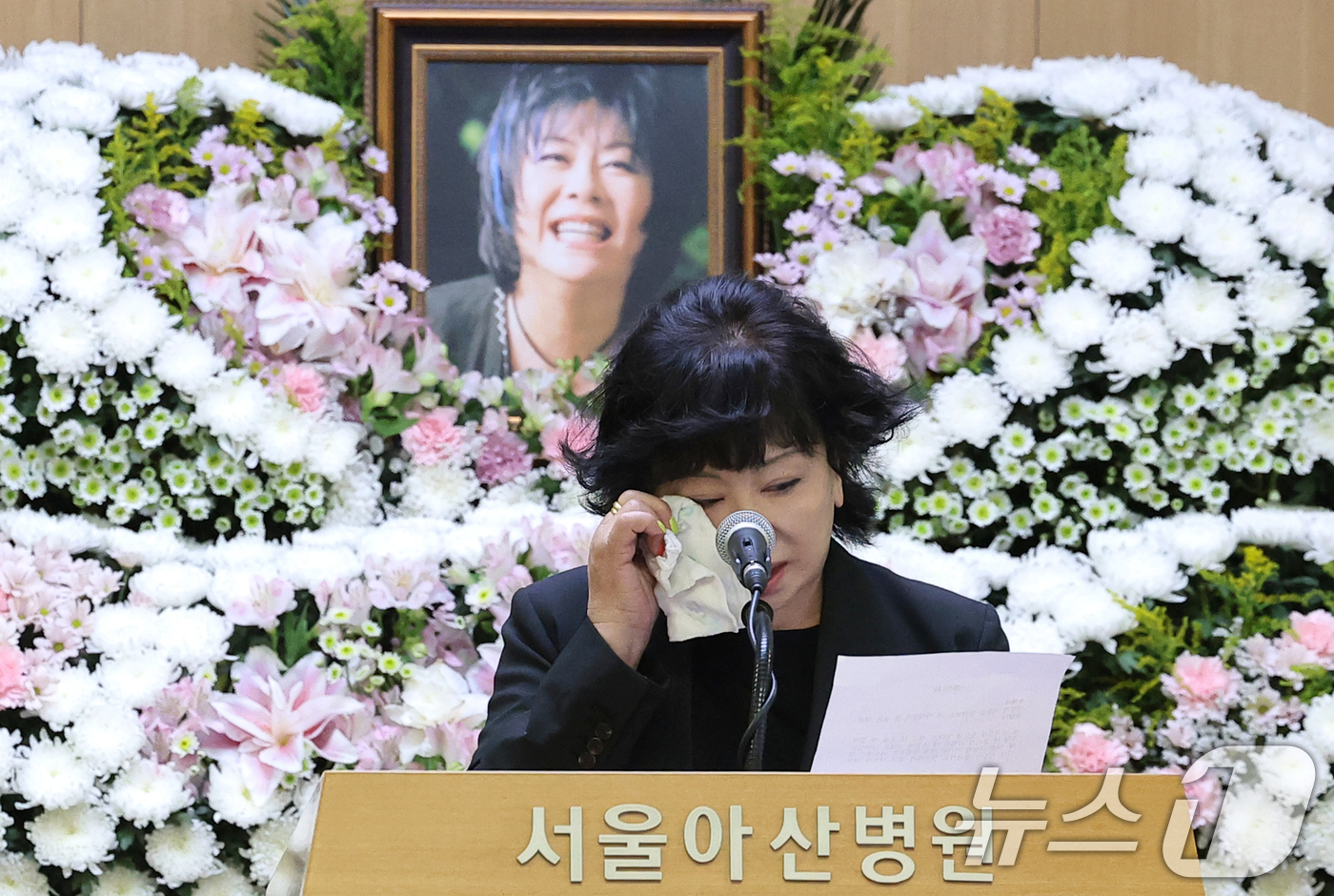 (서울=뉴스1) 권현진 기자 = 가수 장미화가 24일 오전 서울 송파구 서울아산병원 장례식장에서 엄수된 고 (故) 옥희(본명 김광숙)의 영결식에서 추도사를 하고 있다.옥희는 지난해 …