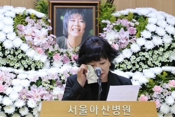 장미화 '절친' 고 옥희를 떠나보내며