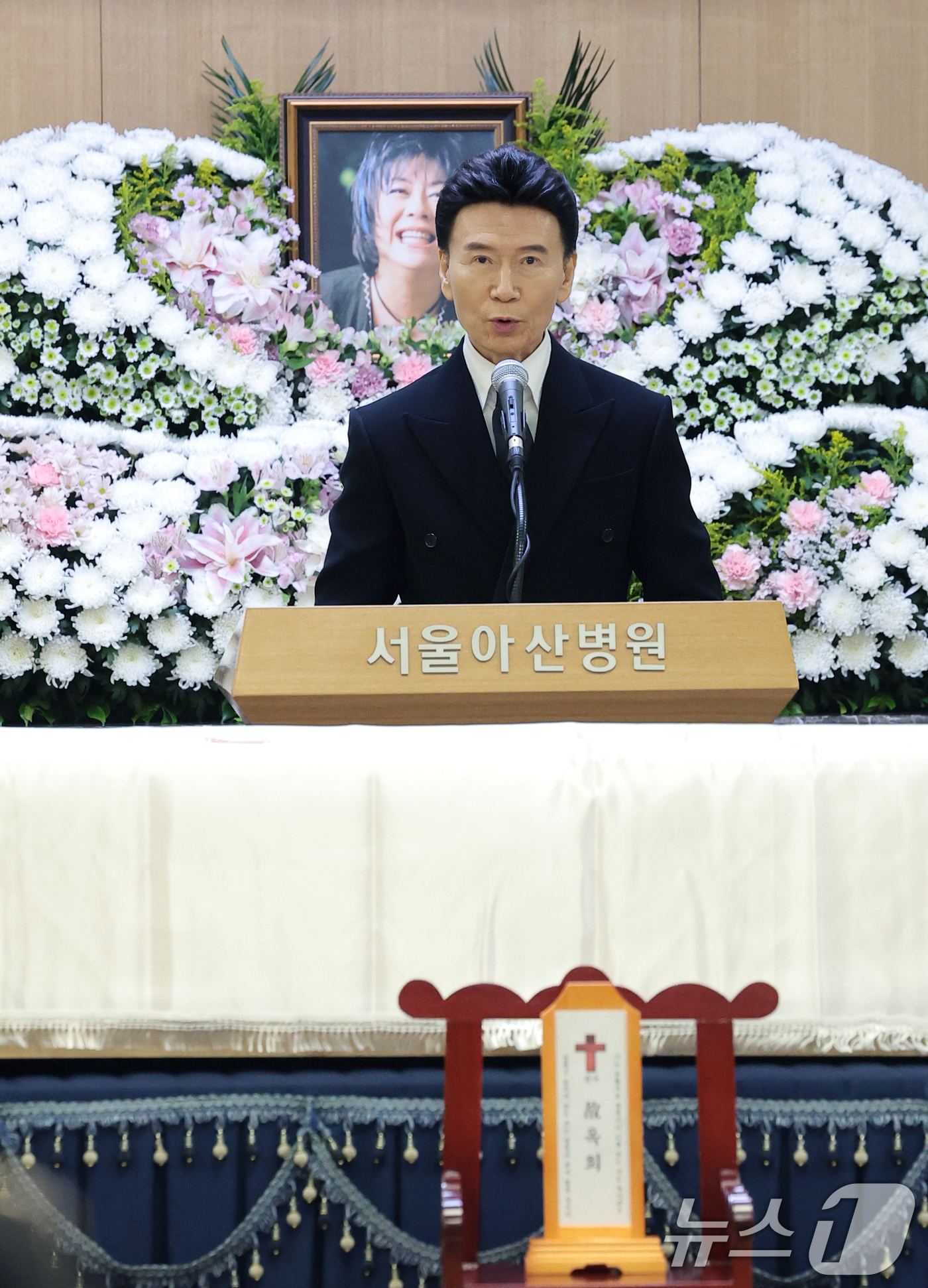 (서울=뉴스1) 권현진 기자 = 가수 강진이 24일 오전 서울 송파구 서울아산병원 장례식장에서 엄수된 고 (故) 옥희(본명 김광숙)의 영결식에서 추도사를 하고 있다.옥희는 지난해 …