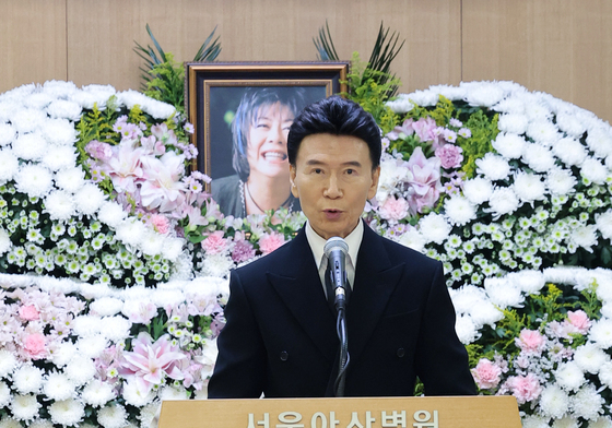 추도사 하는 가수 강진