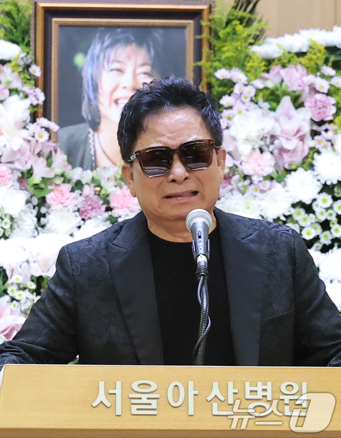 (서울=뉴스1) 권현진 기자 = 가수 유현상이 24일 오전 서울 송파구 서울아산병원 장례식장에서 엄수된 고 (故) 옥희(본명 김광숙)의 영결식에서 추도사를 하고 있다.옥희는 지난해 …