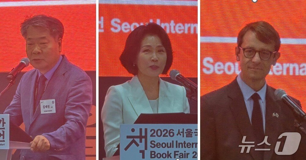 본문 이미지 - 24일 '2026 서울국제도서전'이 서울 코엑스 전시장 B1홀에서 개막식을 진행했다. 주요 참석자들이 발언을 하고 있다. 왼쪽부터 김태헌 대한출판문화협회 회장, 김혜경 여사, 필립 베르투 주한 프랑스 대사. ⓒ 뉴스1 김정한 기자