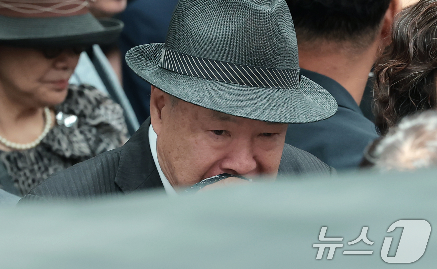 (서울=뉴스1) 권현진 기자 = 프로권투 챔피언 홍수환이 24일 오전 서울 송파구 서울아산병원 장례식장에서 엄수된 아내 고 (故) 옥희(본명 김광숙)의 발인식에서 슬픔에 잠겨 있다 …