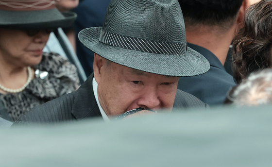'눈물의 이별'…아내 옥희 발인식 지켜보는 홍수환