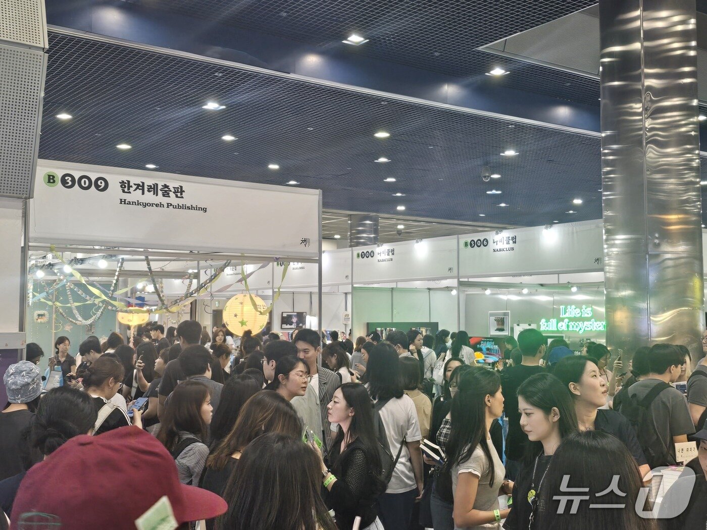 본문 이미지 - 24일 '2026 서울국제도서전'이 서울 코엑스에서 개막했다. 전시장을 찾은 관람객들이 전시물을 살펴보고 있다. ⓒ 뉴스1 김정한 기자